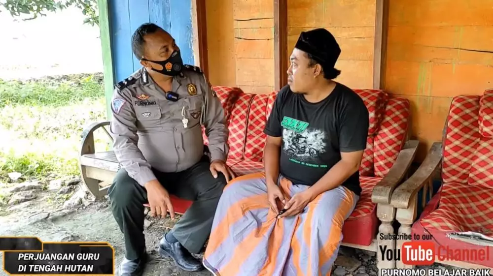 guru honorer 17 tahun dikasih motor © YouTube