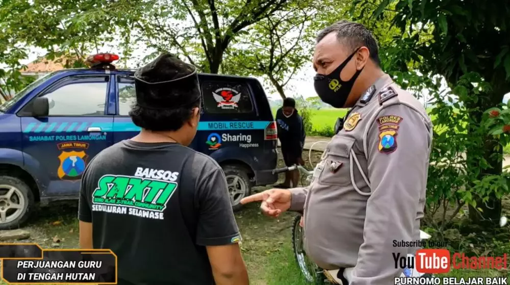 guru honorer 17 tahun dikasih motor © YouTube