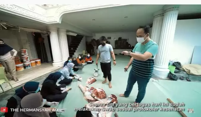 Momen Ashanty dan keluarga bagi-bagi daging © 2021 brilio.net Momen Ashanty dan keluarga bagi-bagi daging © 2021 brilio.net