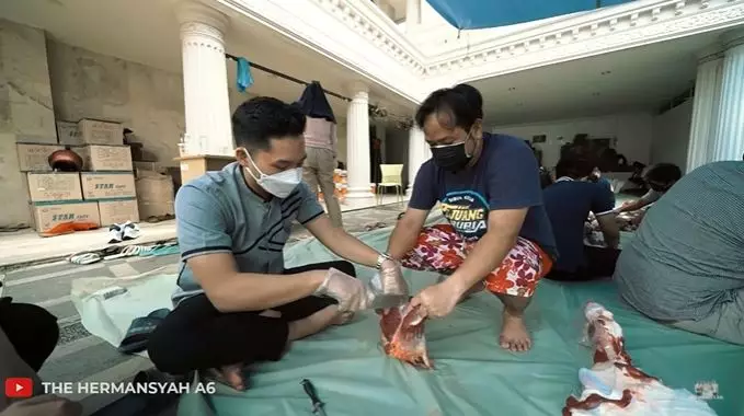 Momen Ashanty dan keluarga bagi-bagi daging © 2021 brilio.net Momen Ashanty dan keluarga bagi-bagi daging © 2021 brilio.net