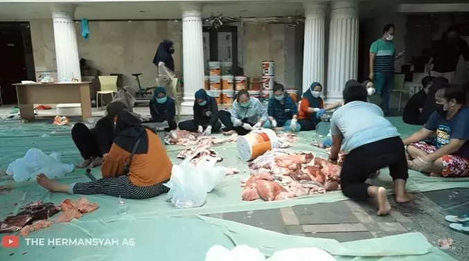 Momen Ashanty dan keluarga bagi-bagi daging © 2021 brilio.net Momen Ashanty dan keluarga bagi-bagi daging © 2021 brilio.net