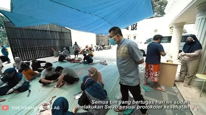 Momen Ashanty dan keluarga bagi-bagi daging © 2021 brilio.net Momen Ashanty dan keluarga bagi-bagi daging © 2021 brilio.net