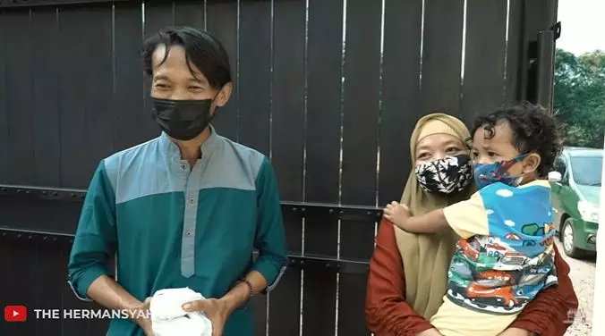 Momen Ashanty dan keluarga bagi-bagi daging © 2021 brilio.net Momen Ashanty dan keluarga bagi-bagi daging © 2021 brilio.net