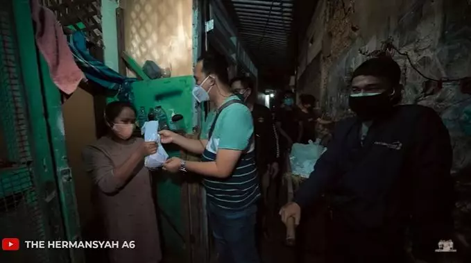 Momen Ashanty dan keluarga bagi-bagi daging © 2021 brilio.net Momen Ashanty dan keluarga bagi-bagi daging © 2021 brilio.net