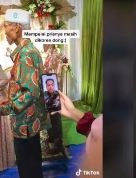 Momen wanita gelar tunangan secara virual © TikTok/@habismoto.id Momen wanita gelar tunangan secara virual © TikTok/@habismoto.id