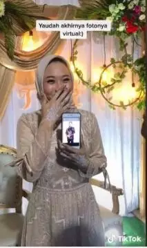 Momen wanita gelar tunangan secara virual © TikTok/@habismoto.id Momen wanita gelar tunangan secara virual © TikTok/@habismoto.id