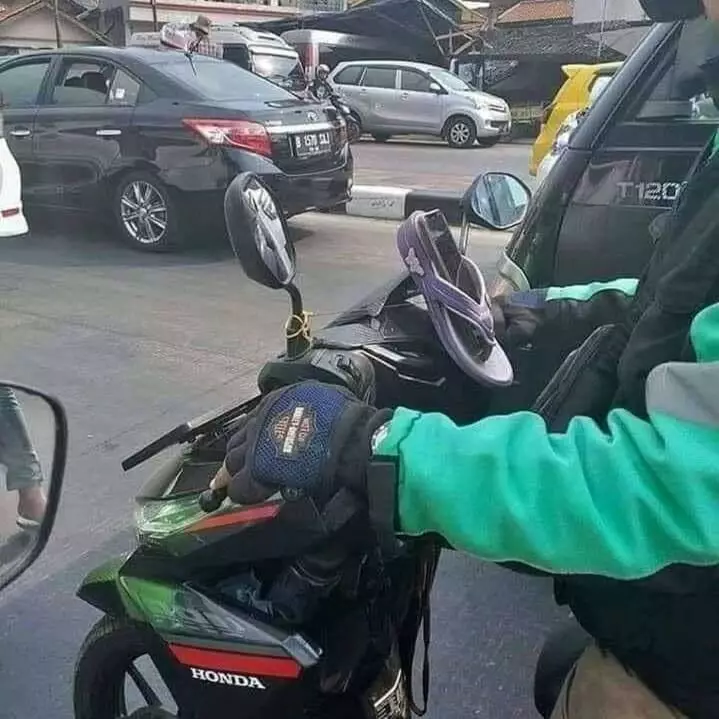 benda nyeleneh di sepeda motor © 2021 instagram.com benda nyeleneh di sepeda motor © 2021 instagram.com