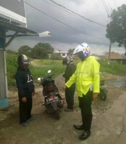 benda nyeleneh di sepeda motor © 2021 instagram.com benda nyeleneh di sepeda motor © 2021 instagram.com