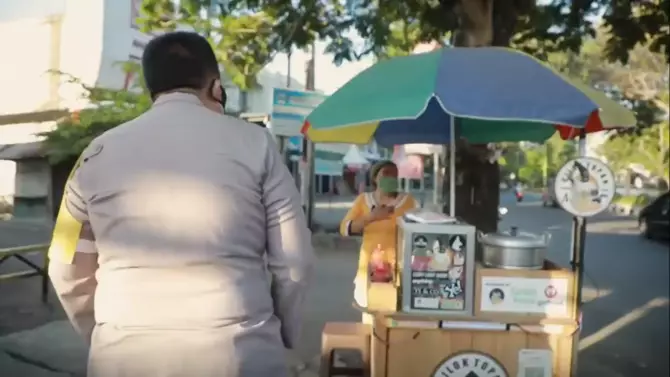 Jendral Polri beli bakso © Instagram/@moh.iqbal.91