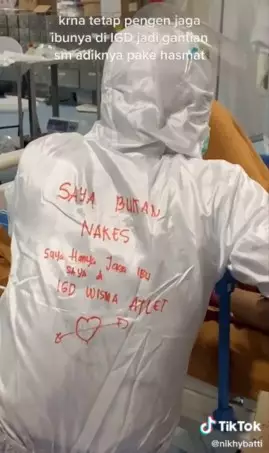 anak ini rela seharian pakai APD meski sudah sembuh © TikTok/@nikhybatti