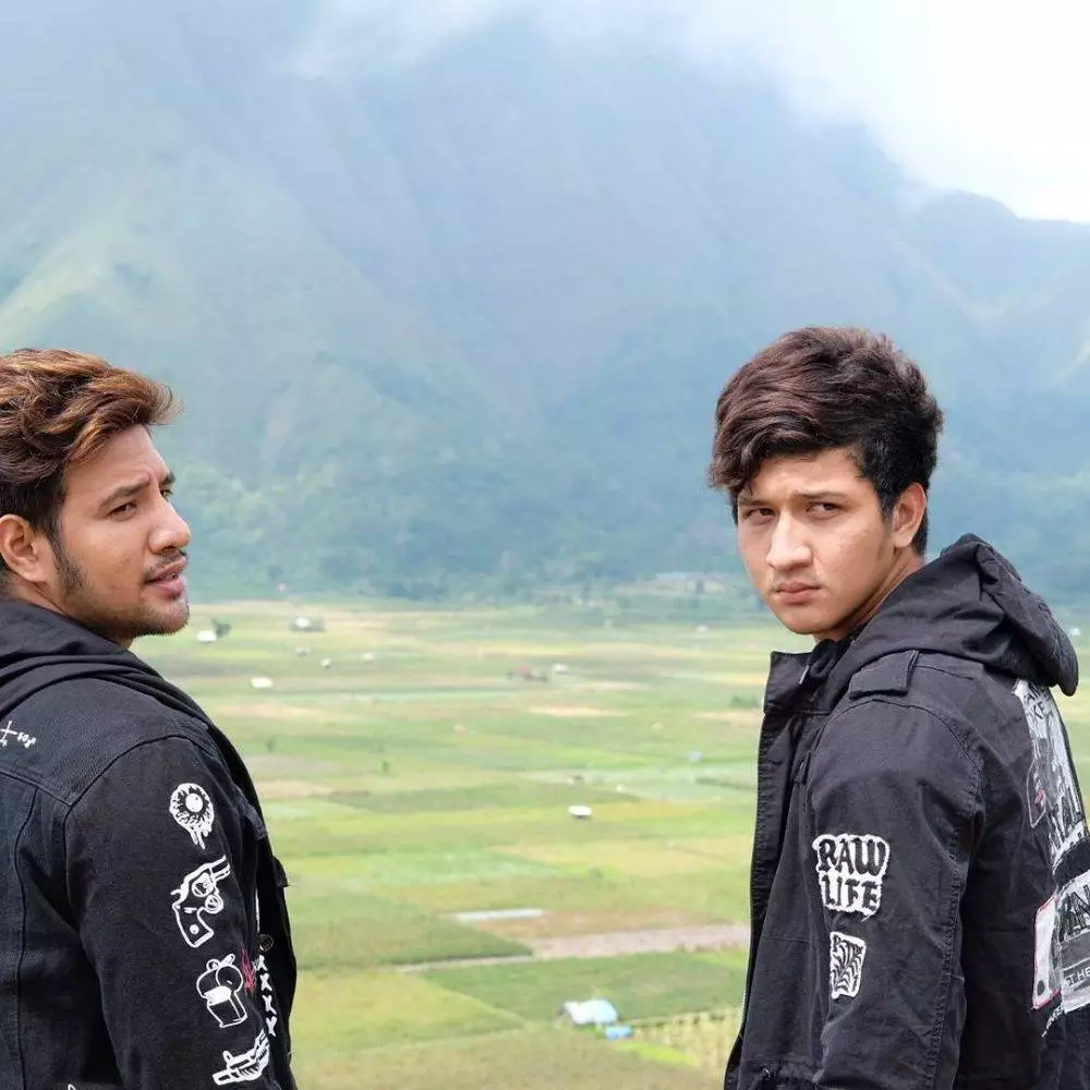 Potret pesinetron ganteng bareng saudara laki-lakinya dari berbagai sumber