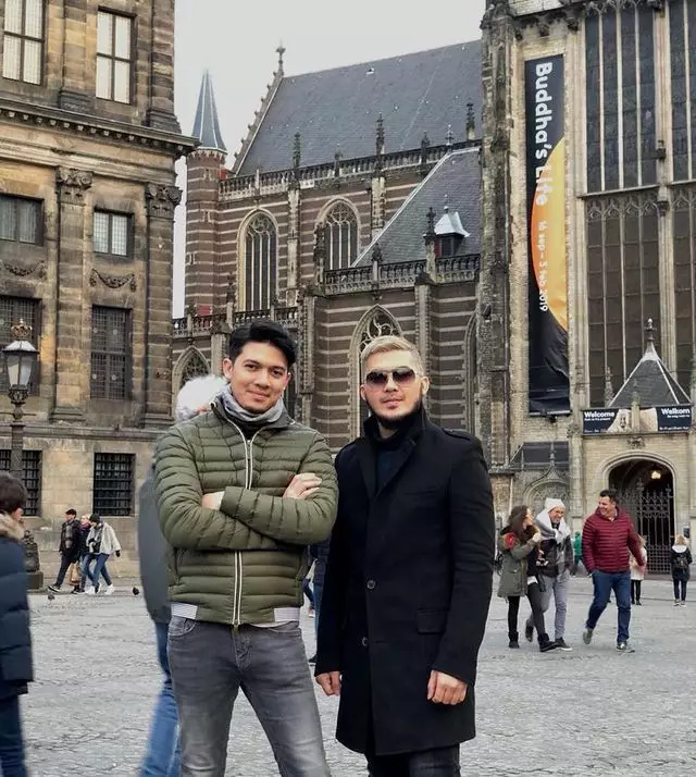 Potret pesinetron ganteng bareng saudara laki-lakinya dari berbagai sumber