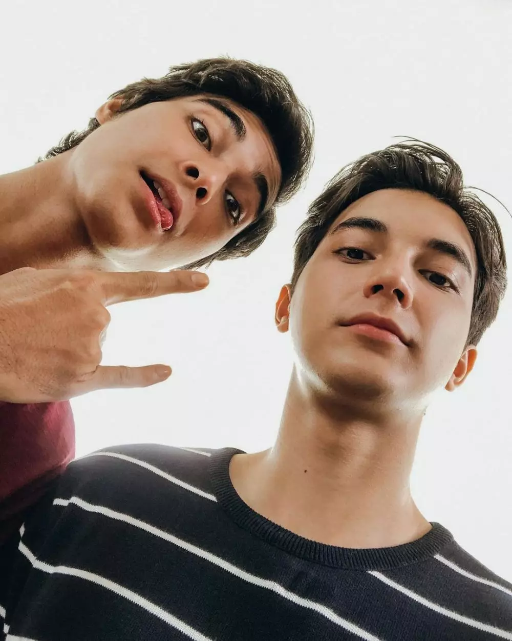 Potret pesinetron ganteng bareng saudara laki-lakinya dari berbagai sumber