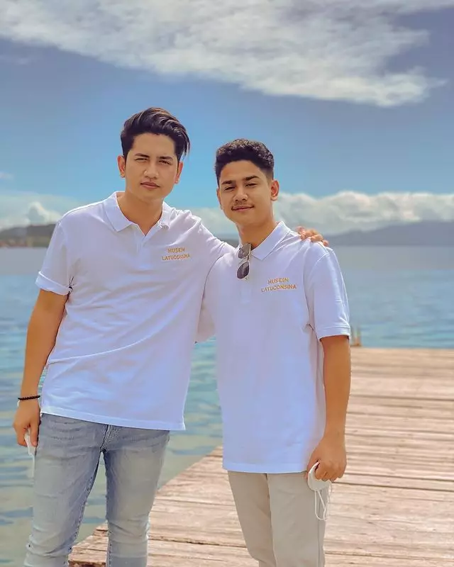 Potret pesinetron ganteng bareng saudara laki-lakinya dari berbagai sumber