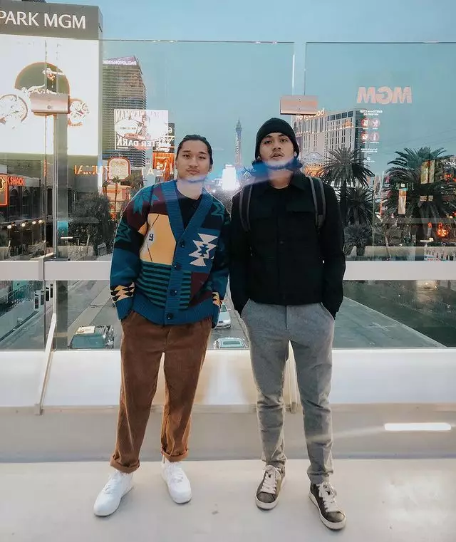 Potret pesinetron ganteng bareng saudara laki-lakinya dari berbagai sumber