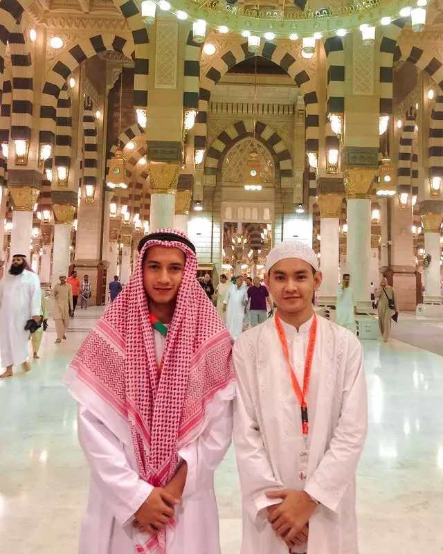 Potret pesinetron ganteng bareng saudara laki-lakinya dari berbagai sumber