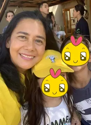 Seleb jadi nenek saat masih usia 40-an tahun © berbagai sumber Seleb jadi nenek saat masih usia 40-an tahun © berbagai sumber