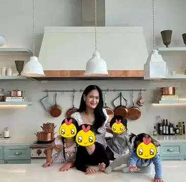 Seleb jadi nenek saat masih usia 40-an tahun © berbagai sumber Seleb jadi nenek saat masih usia 40-an tahun © berbagai sumber