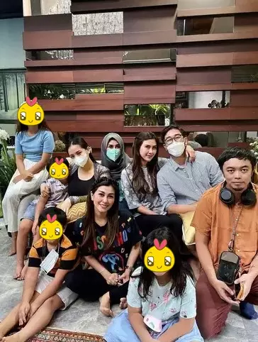 Seleb jadi nenek saat masih usia 40-an tahun © berbagai sumber Seleb jadi nenek saat masih usia 40-an tahun © berbagai sumber