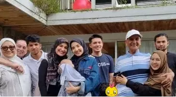 Seleb jadi nenek saat masih usia 40-an tahun © berbagai sumber Seleb jadi nenek saat masih usia 40-an tahun © berbagai sumber