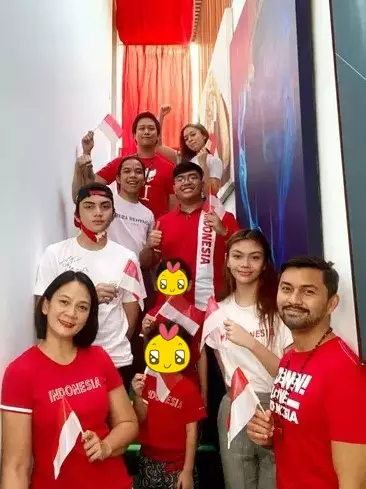 Seleb jadi nenek saat masih usia 40-an tahun © berbagai sumber Seleb jadi nenek saat masih usia 40-an tahun © berbagai sumber