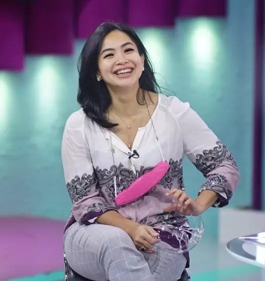 Seleb jadi nenek saat masih usia 40-an tahun © berbagai sumber Seleb jadi nenek saat masih usia 40-an tahun © berbagai sumber