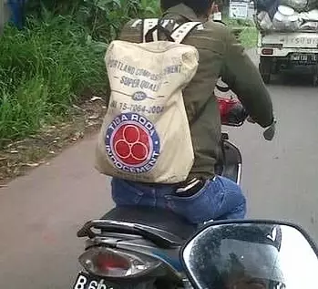 benda dipakai tukang bangunan nyeleneh © 2021 twitter.com