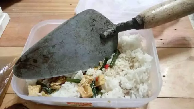 benda dipakai tukang bangunan nyeleneh © 2021 twitter.com