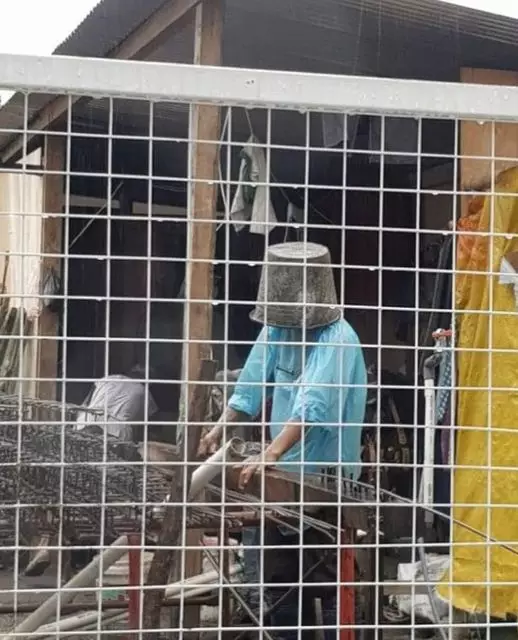 benda dipakai tukang bangunan nyeleneh © 2021 twitter.com