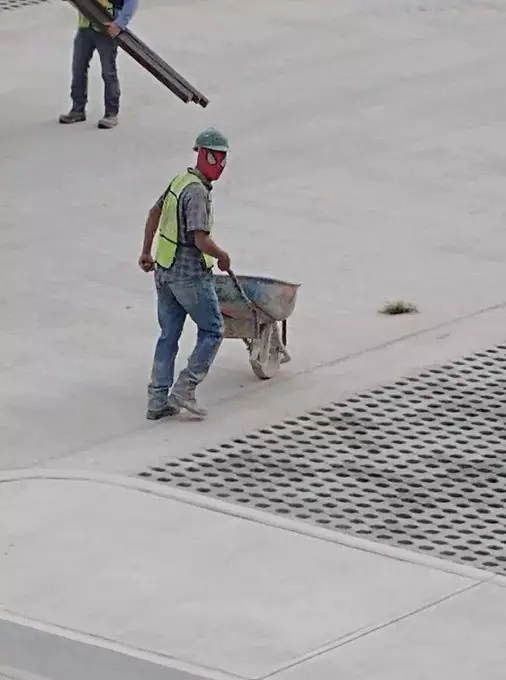 benda dipakai tukang bangunan nyeleneh © 2021 twitter.com