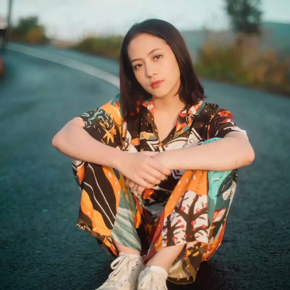 Mantan girlband yang kini sukses di dunia akting dari berbagai sumber