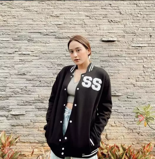 Mantan girlband yang kini sukses di dunia akting dari berbagai sumber