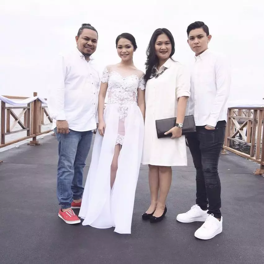 Momen kebersamaan Regina Poetiray bareng ayah © 2021 brilio.net