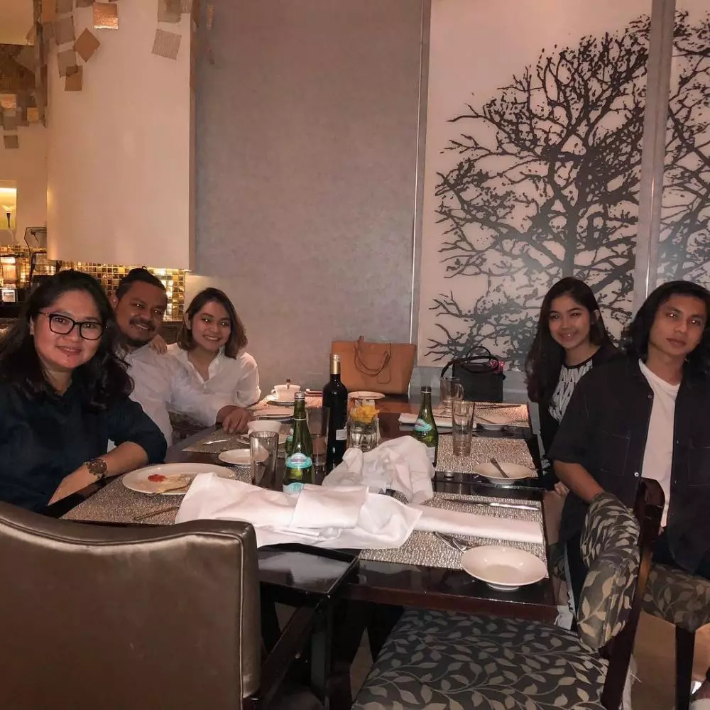 Momen kebersamaan Regina Poetiray bareng ayah © 2021 brilio.net