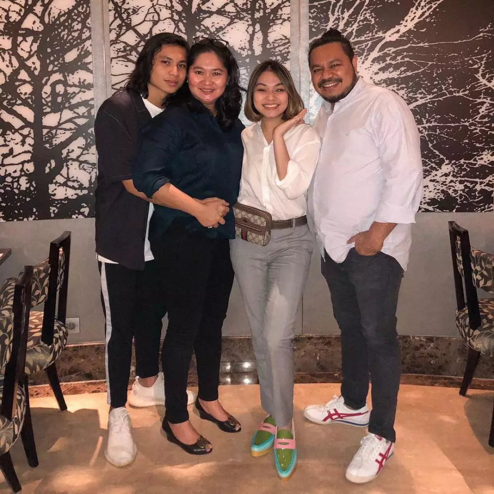 Momen kebersamaan Regina Poetiray bareng ayah © 2021 brilio.net