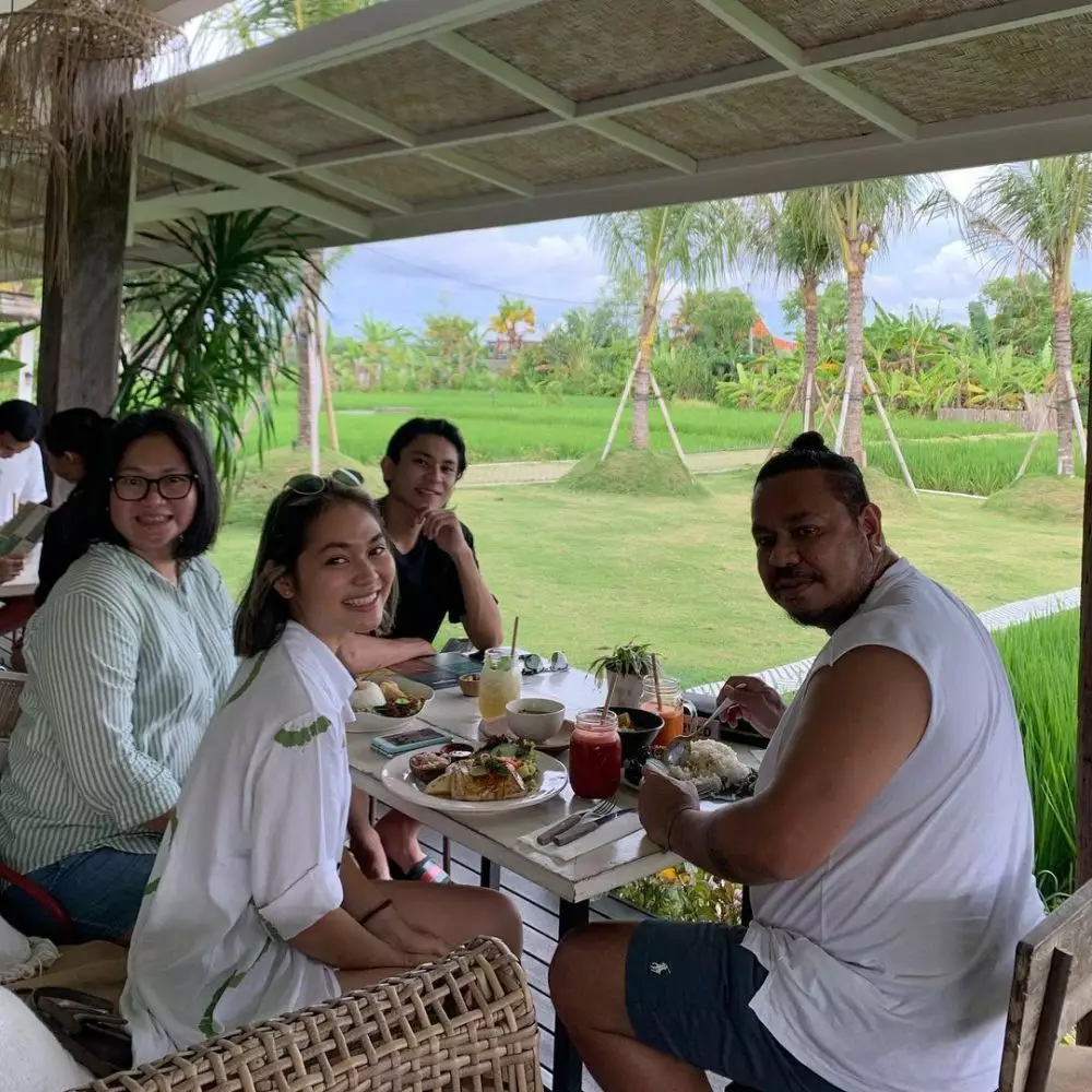 Momen kebersamaan Regina Poetiray bareng ayah © 2021 brilio.net