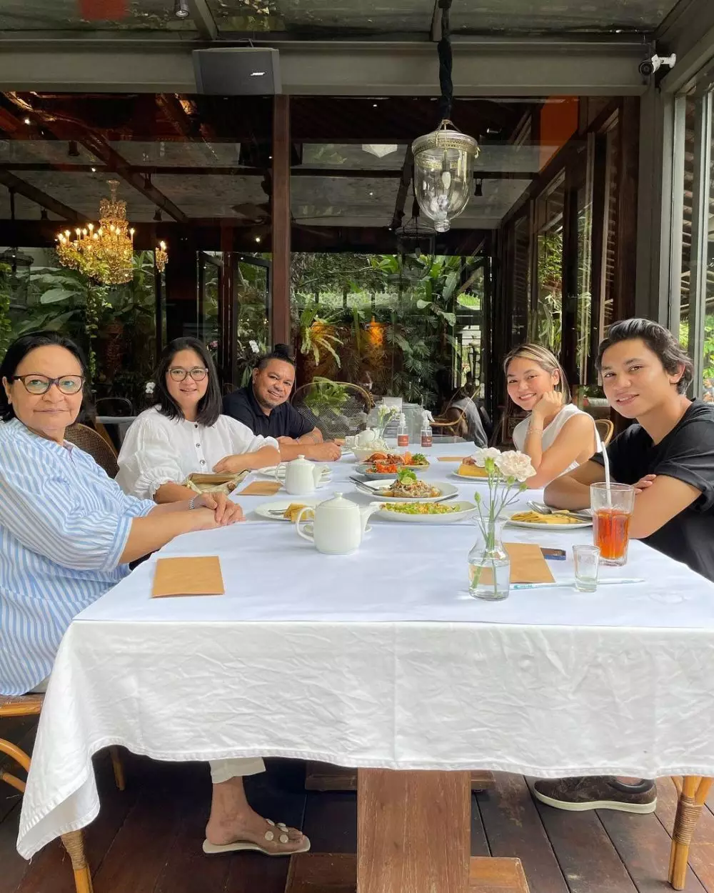 Momen kebersamaan Regina Poetiray bareng ayah © 2021 brilio.net