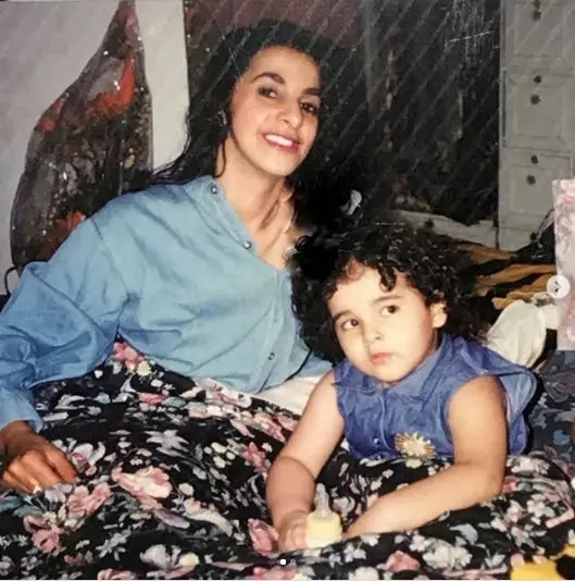 Potret masa kecil selebgram Tanah Air bareng ibunya dari berbagai sumber