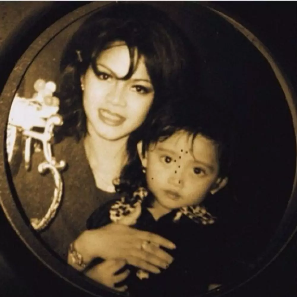 Potret masa kecil selebgram Tanah Air bareng ibunya dari berbagai sumber