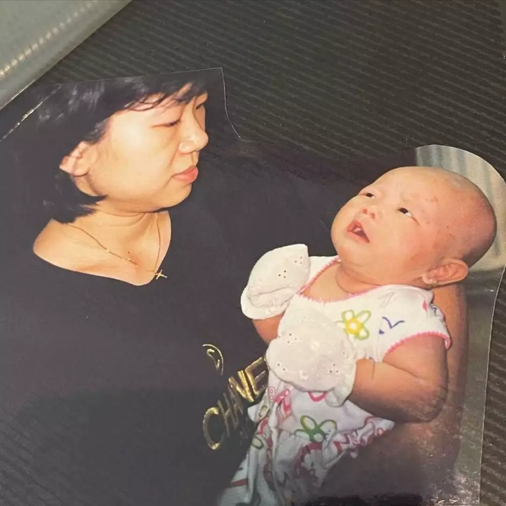 Potret masa kecil selebgram Tanah Air bareng ibunya dari berbagai sumber