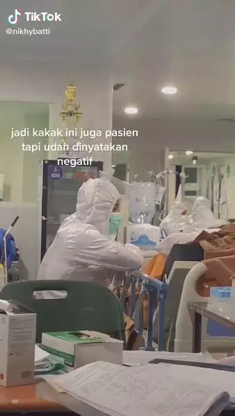 kakak adik jaga ibu di igd © 2021 TikTok