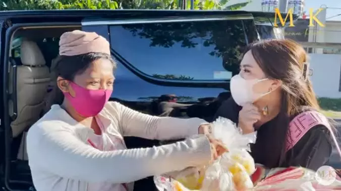 Tak mau dagangannya diborong, alasan penjual buah ini bikin haru © 2021 youtube.com Tak mau dagangannya diborong, alasan penjual buah ini bikin haru © 2021 youtube.com