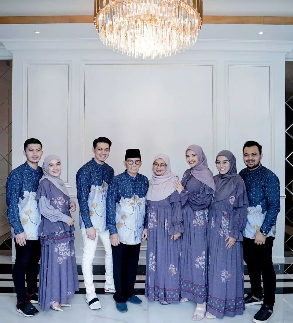 Kisah 7 seleb kehilangan orangtua akibat terpapar Covid-19 © 2021 instagram.com