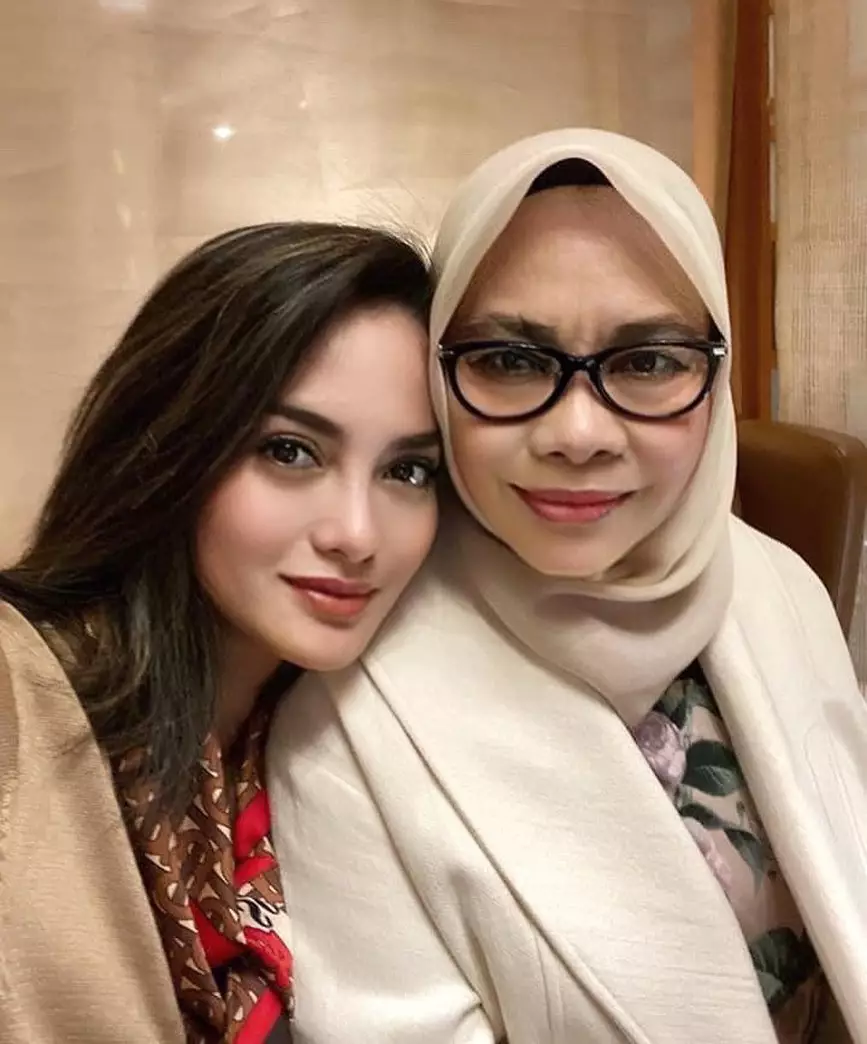 Kisah 7 seleb kehilangan orangtua akibat terpapar Covid-19 © 2021 instagram.com