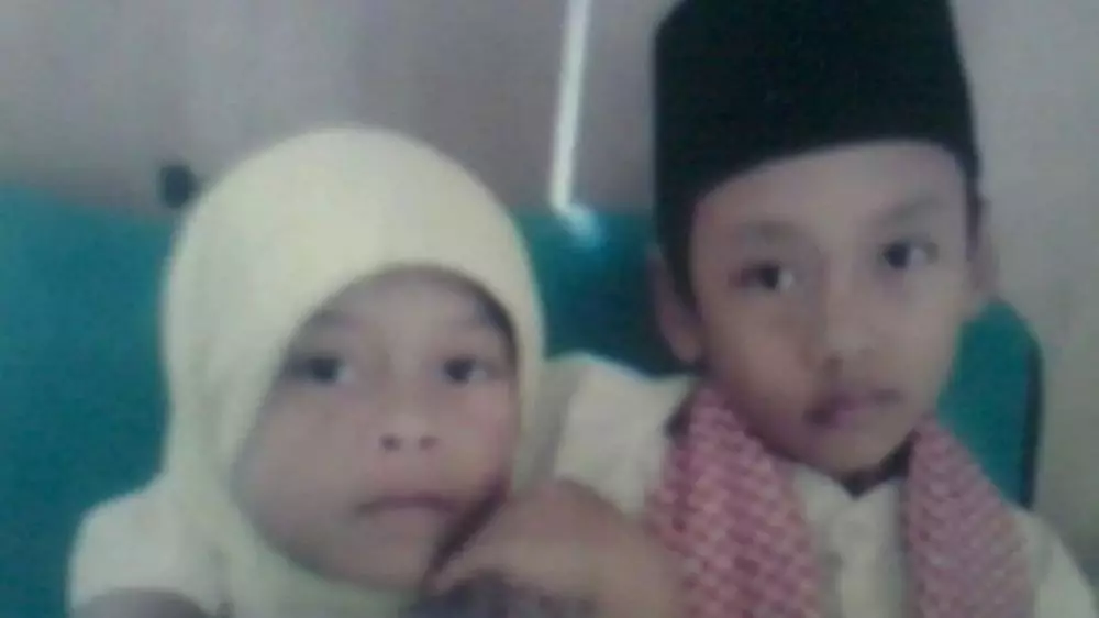 Potret masa kecil Lesty Kejora dari berbagai sumber Potret masa kecil Lesty Kejora dari berbagai sumber