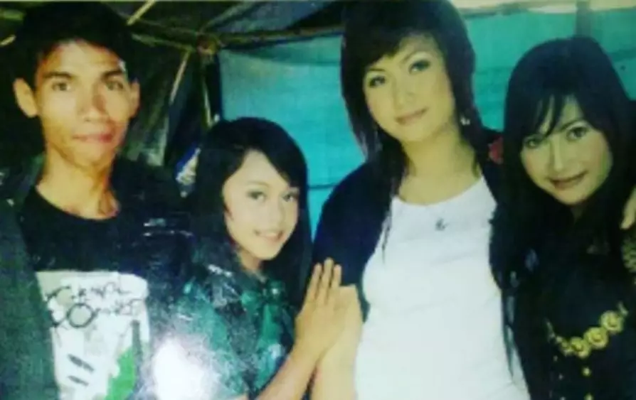 Potret masa kecil Lesty Kejora dari berbagai sumber Potret masa kecil Lesty Kejora dari berbagai sumber