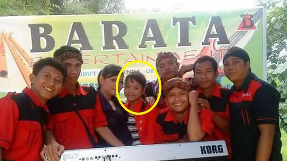 Potret masa kecil Lesty Kejora dari berbagai sumber Potret masa kecil Lesty Kejora dari berbagai sumber
