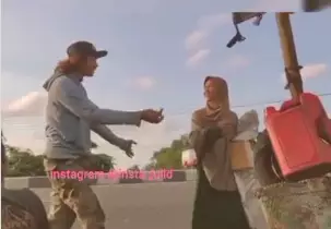 Aksi pemulung beri uang ke gerombolan pemuda di jalan, bikin haru © 2021 instagram.com