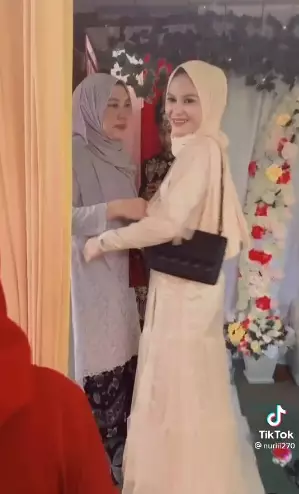 Cewek ini datang ke pernikahan mantan, aksinya jadi sorotan © 2021 instagram.com