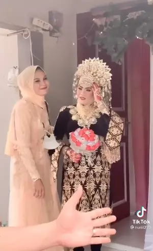 Cewek ini datang ke pernikahan mantan, aksinya jadi sorotan © 2021 instagram.com